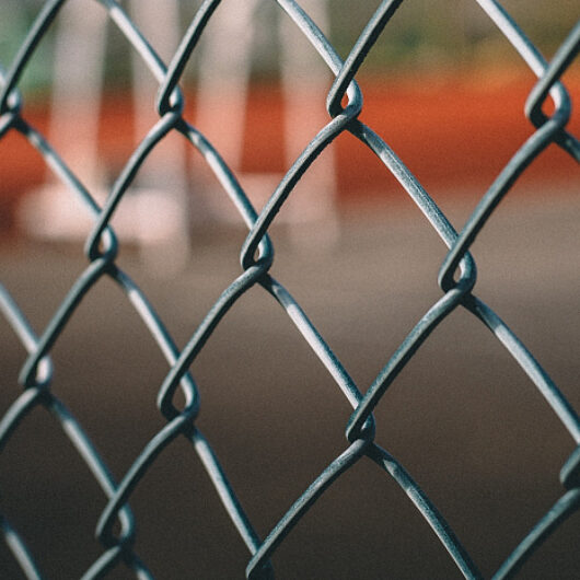 особенности применения сетки рабицы в современном строительстве