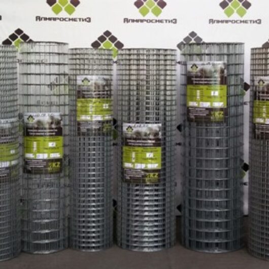 Рулоны сварной оцинкованной сетки различных размеров, упакованные для продажи