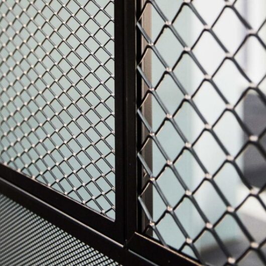 Чем отличается оцинкованная сетка-рабица от других заборов?