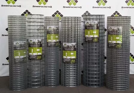 Рулоны сварной оцинкованной сетки различных размеров, упакованные для продажи